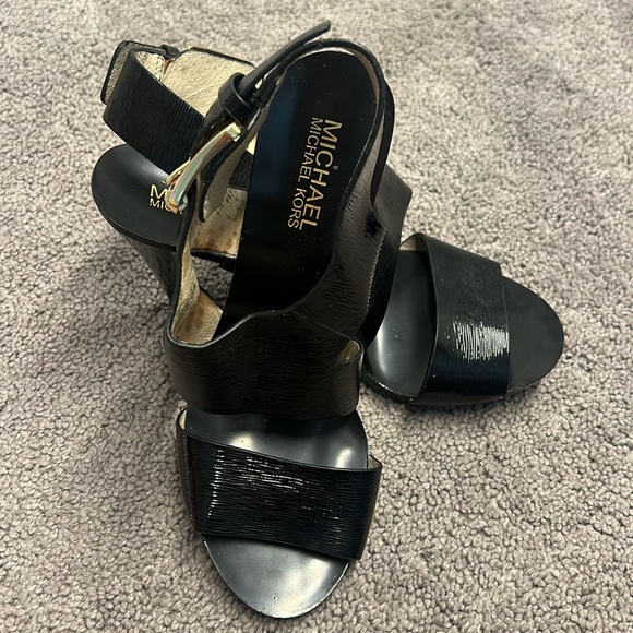 They are a black heel, comfortable and very pretty. - Picture 4 of 4